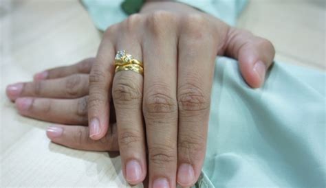 Adapun hikmah memakai cincin di jari kelingking yaitu jauh dari pelecehan sebab letak cincin tersebut di jari paling pinggir. Jari yang manakah paling tepat untuk sarung cincin ...