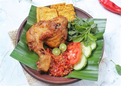 Makan lauk goreng tak lengkap tanpa sambal dan lalapan. 5 Resep Ayam Penyet yang Enak dan Cara Membuatnya, Mudah!