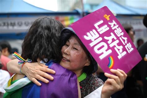 [photo] a first for korea lesbian couple announces pregnancy at seoul pride