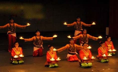 Biasanya, setiap kelompok terdiri dari 10 sampai 20 anggota penari. aneka tari tradisional daerah indonesia dan mancanegara ...