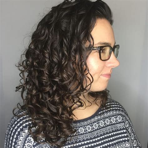 24 Beautiful Medium Hairstyles For Curly Hair 28