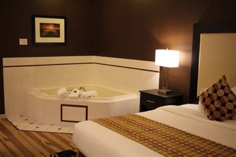 Some luxury hotels offer luxurious bedrooms which have a spa bath, whirlpool or hot tub in room. standard jacuzzi king room - Picture of Best Western Plus ...