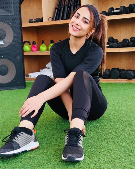 Ushna Shah Wearing Her Gym Wear Looks More Pretty And Hotter