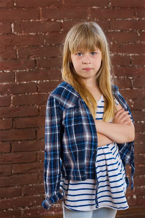 Meisje 6 Jaar Het Oud In Jeans En Overhemd Wordt Geworpen Tegen De Muur
