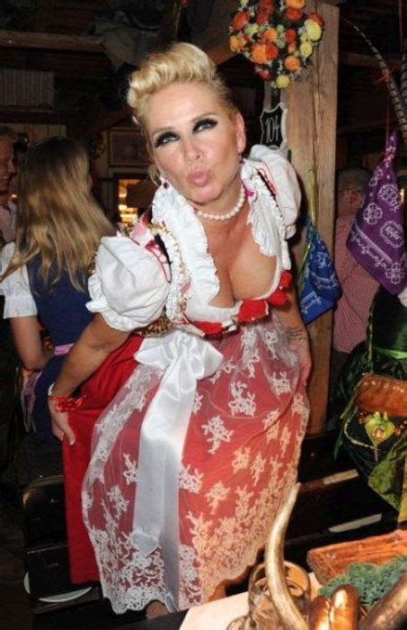The Best Boobs And Beer From Oktoberfest 37 Pics