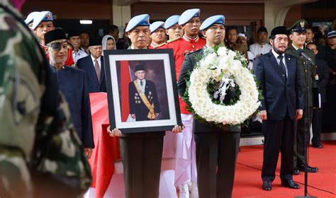 Setelah sekitar 25 menit melayat, presiden jokowi meninggalkan rumah duka. Prosesi Penyerahan Jenazah BJ Habibie di Rumah Duka