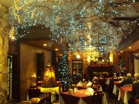 25 Christmas Decoration Restaurant Ideas For A Festive Dining Experience