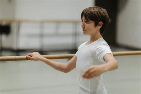 Le Ballet Chez Les Garçons La Danse Développe La Force Léquilibre