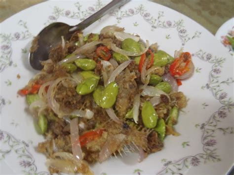 Oleh kerana cara pembuatannya yang mudah dan hanya perlu disimpan, ianya amat sesuai untuk dihidangkan sewaktu sahur. i am illa: pekasam goreng petai