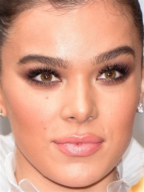 Close Up Of Hailee Steinfeld At The 2017 Oscars Makeup Looks 2017