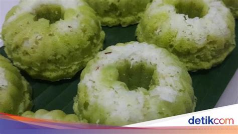 Masukkan bihun, matikan api kompor. Resep Kue Putu Ayu yang Lembut Wangi
