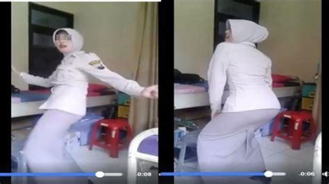 Video Goyangan Seksi Wanita Pegawai Kepolisian Ini Jadi Viral Dan Bikin Heboh Di Media Sosial