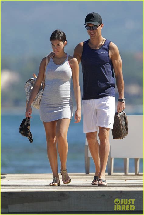 Photo Cristiano Ronaldo Flaunts Hot Body Alongside Girlfriend Georgina