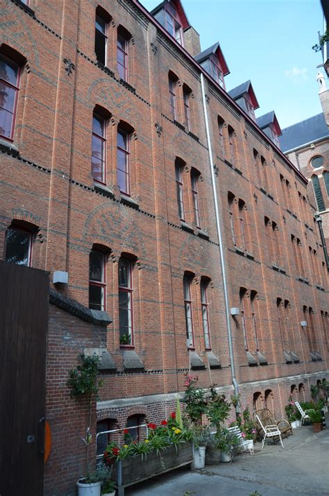 This location is somewhat walkable so some errands can be accomplished on foot. Bruxelles Pentagone - Eglise St-Antoine & Couvent ...