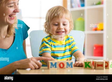 Enseña Madre Hijo Hijo A Leer Letras Y Palabras Jugando Con Cubos