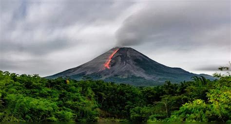 Indonesias Mount Merapi Volcano Erupts Tourism Halts Due To Toxic Gas