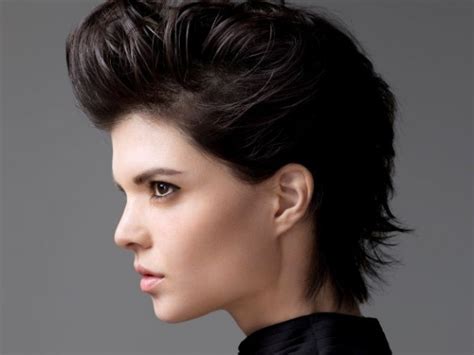 Tre semplici idee per arricciare i tuoi capelli, ti basterà una forchetta, una matita o semplicemente le dita per dare un'acconciatura unica. Come far crescere i capelli corti