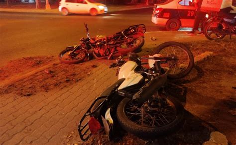 Chocan Dos Motos Y Un Auto En Mazatl N Hay Tres Lesionados