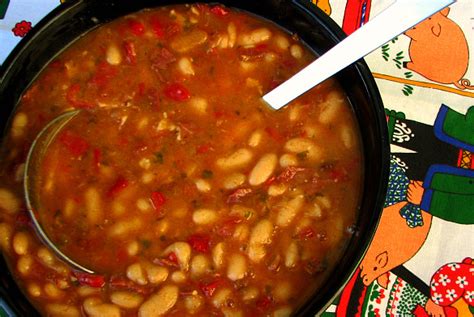 Es un acierto tener conservas de legumbres en la despensa, en un momento tienes un plato contundente y perfecto para la familia. Receta de cocina de judías blancas a la bilbaína | Ondakin