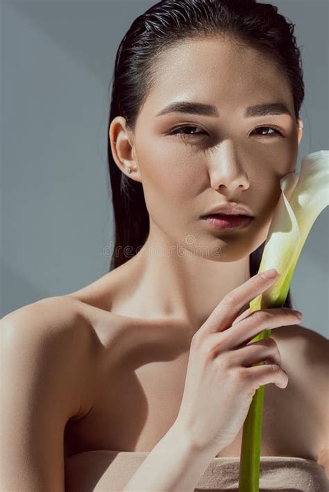 Femme Asiatique Nue Attirante Avec La Fleur De Calla Image Stock