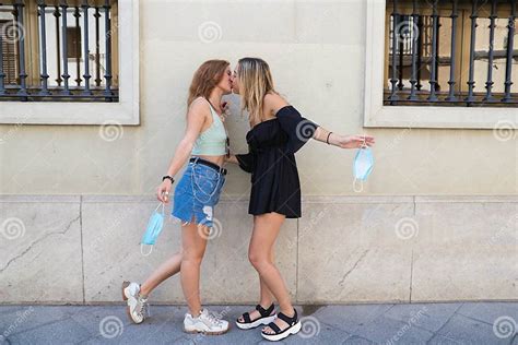 Deux Belles Jeunes Femmes En Vacances Les Femmes Sont Lesbiennes Et Elles Sembrassent Parce Qu