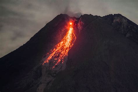 In Pictures Indonesias Merapi Volcano Unleashes River Of Lava