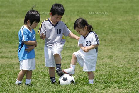 サッカーをする子供たち 01676021371 ｜ 写真素材・ストックフォト・画像・イラスト素材｜アマナイメージズ