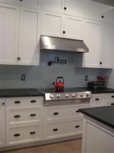Sep 17, 2020 · the white arrow. pretty much exactly what I want- white shaker cabinets, stainless cooktop & hood, matte black ...