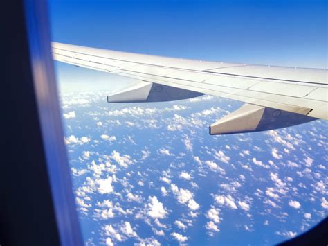 窓から飛行機の翼を眺める フリー（無料）写真素材 ダウンロード Blue Green