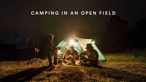 Camping Dan Bersantai Setelah Seharian Bekerja Hari Yang Berkabut Di