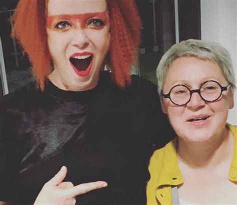 Photos Cocteau Twins Liz Fraser Shocks Superfan Shirley Manson At Garbage Gig Slicing Up