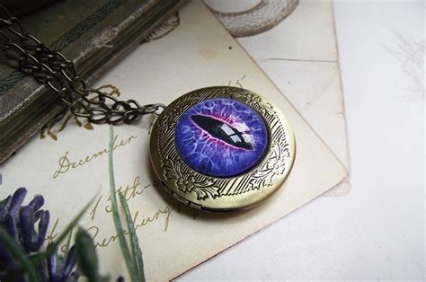 From old portuguese dragon (dragon), from latin dracōnem, accusative of dragon, from ancient greek δράκων (drákōn, dragon, serpent). Colar Relicário Olho de Dragão Roxo no Elo7 | Lua Turquesa ...
