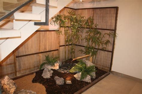 Taman belakang rumah di atas terlihat modern dengan perpaduan elemen yang cocok dan membuat taman terlihat semakin menarik. 9 Inspirasi Taman di Bawah Tangga, Bikin Rumah Makin Segar!