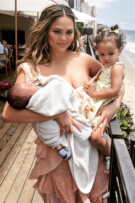 Chrissy teigen—queen of social media, cookbooks, awards show reaction gifs, and basically everything else—can throw down like no other when it comes to internet trolls. Chrissy Teigen spricht über Figur-Druck nach der ...