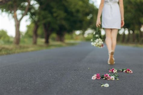 Premium Photo Closeup Of A Bouquet Of Flowers On The Road Divorce