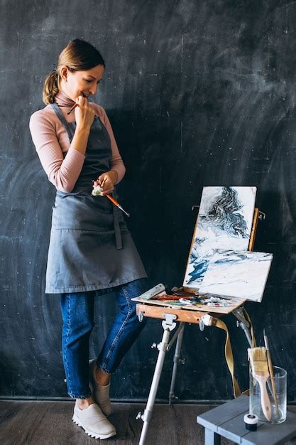 Mujer Artista Pintando En Estudio Foto Gratis
