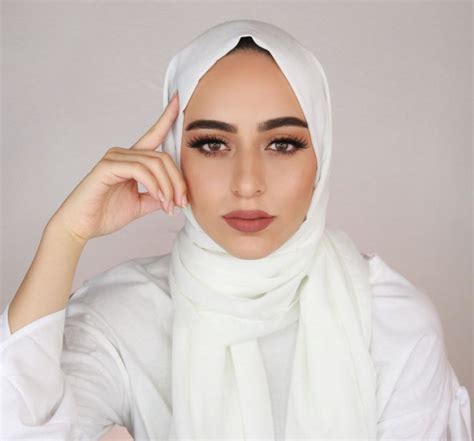 Huda Kattan The Face That Launched A Billion Dollar Beauty Empire Cnn