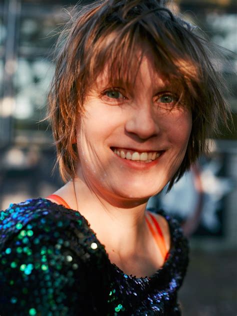 Nach einer operation wird er von seinem team verraten und zurückgelassen. Laura Parker - Schauspielerin