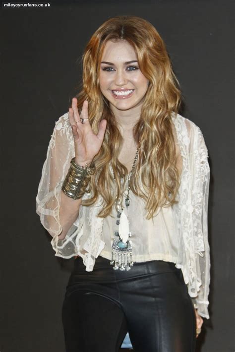 Fashion Celebrity Miley Cyrus No Clothes