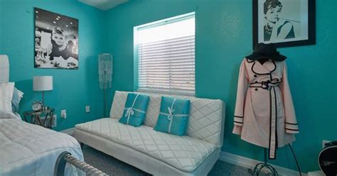 Recently i needed some inspiration for my closet and looked no further than audrey hepburn! Audrey Hepburn - Breakfast at Tiffany's inspired bedroom ...