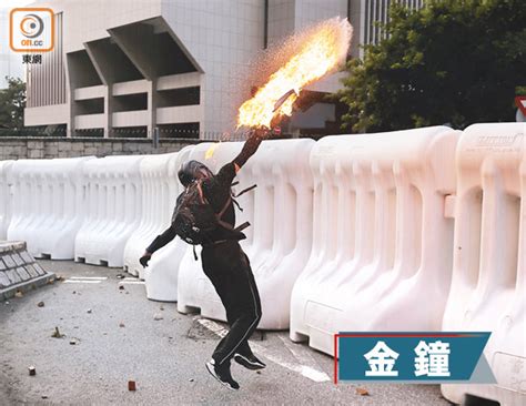 銅鑼灣禮頓道 77 號禮頓中心 (銅鑼灣地鐵站 a 出口). 無能政府 縱容暴徒 火燒港島 - 東方日報