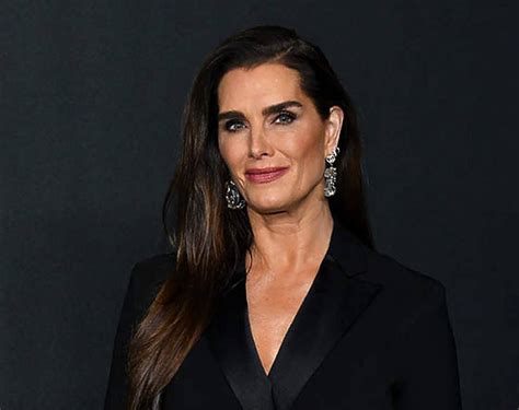 Download Brooke Shields In Black Outfit Wallpaper