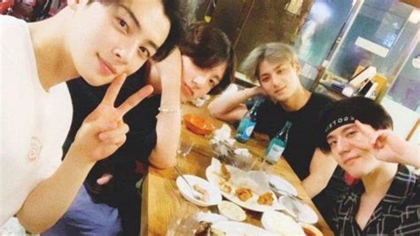 Nih gw bawa foto foto ullzang yang cans cans nan gans gans disini no ? Unggah Foto Kebersamaanya Bareng Sahabat ARMY Salfok Sama Ekspresi Jungkook BTS - Pos Kupang