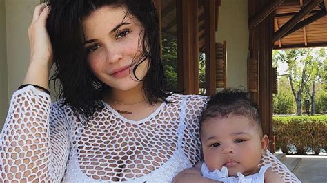 Kylie Jenners Daughter Stormi Was Delivered By Kris Jenner The Mercury