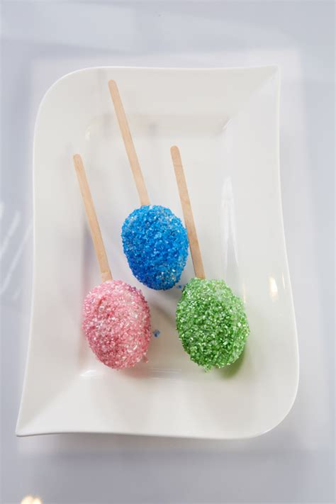 Der kuchen muss dann gut abgekühlt sein, bevor er dann für die cake pops zerkleinert wird. Cake Pops Kuchen am Stiel ''Bunte Cake Pops Ostereier mit ...
