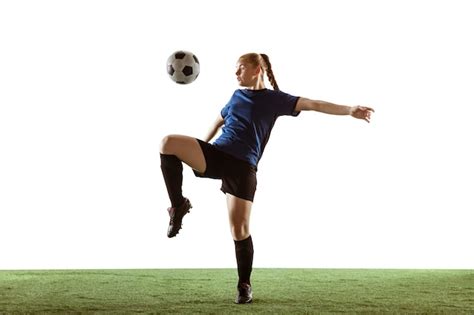 Fútbol femenino jugador de fútbol pateando la pelota entrenamiento en acción y movimiento