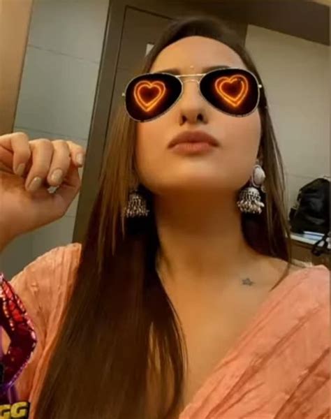Sonakshi Sinha Bel Air Wildfox Round Sunglasses Snapchat Fashion Moda Round Frame