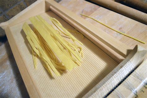 Make sure you add some semolina at the bottom of the chitarra. Spaghetti alla Chitarra - Ricetta Base - Il Cucchiaio Verde