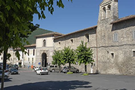 Unlike many ancient towns, it is located in a wide plain abutting the monti sibillini, a subrange of the apennines with some of its. Norcia - Wikiwand