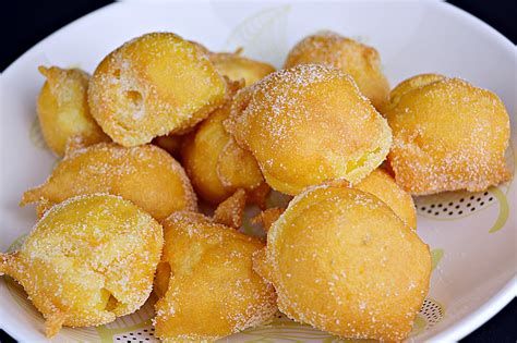 Buñuelos rellenos de crema pastelera
